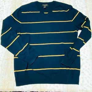 Banana Republic wool sweater. Size L.